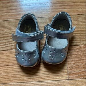 See Kai Run baby girl Mary Jane style dress shoes. Size 3